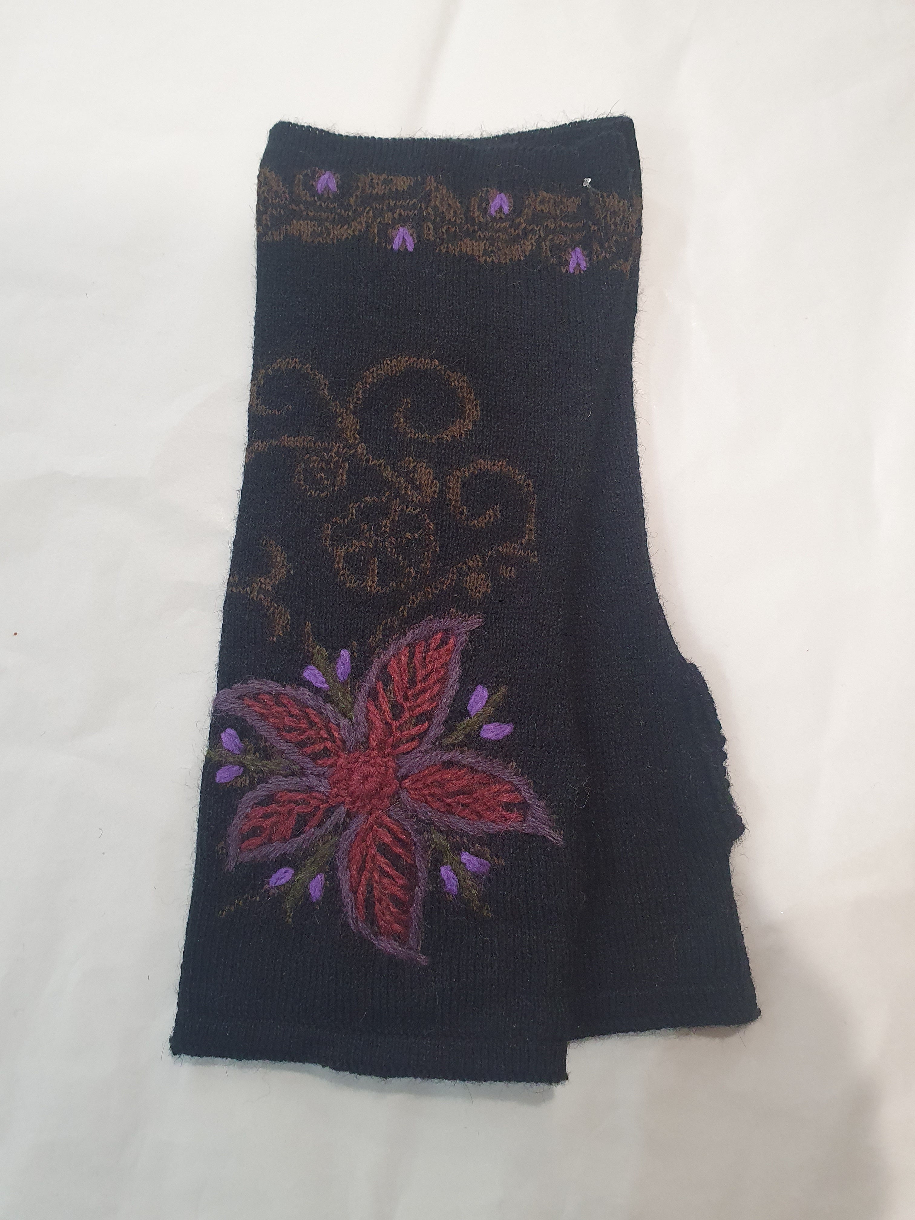 Little Alpaca Embroidered Mitts